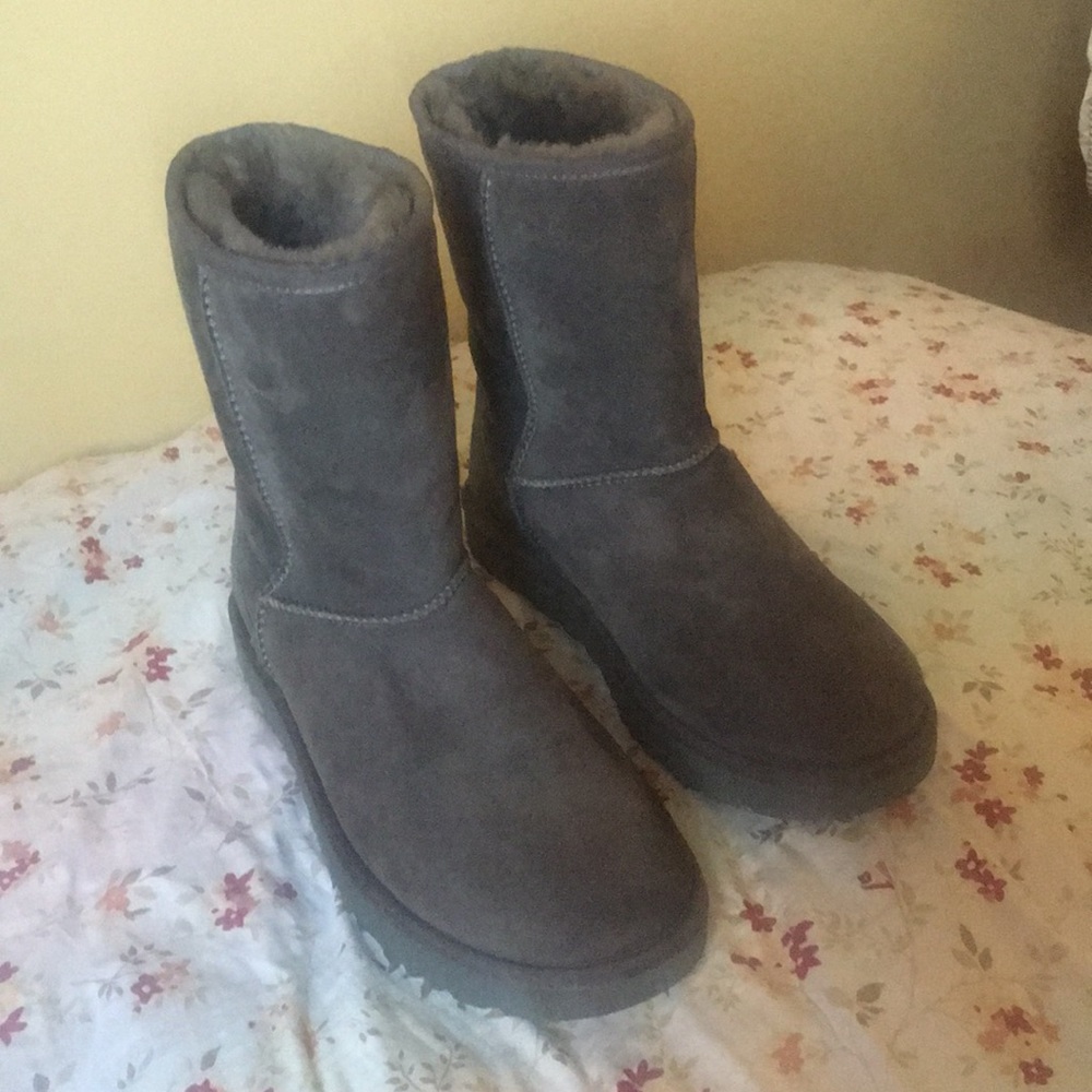 Classic Short Grey Uggs: Size 8 Women’s